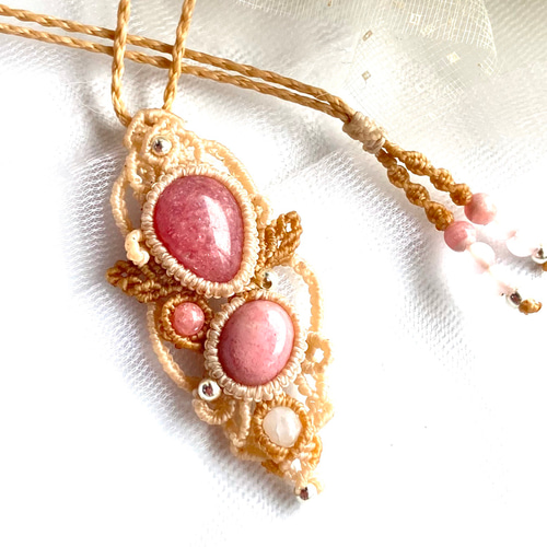 インカローズ・レインボームーンストーン・ガーネットのマクラメ