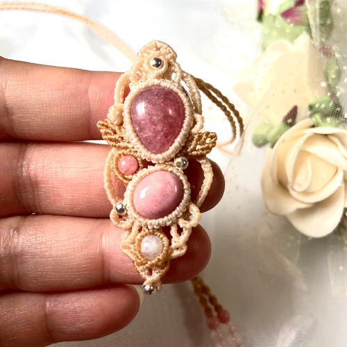 インカローズ・レインボームーンストーン・ガーネットのマクラメ