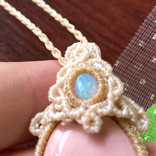 期間限定SALE】ピンクオパール×オパールのマクラメネックレス