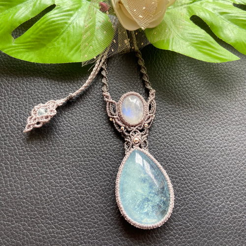 大粒アクアマリン×ブルームーンストーンのマクラメネックレス
