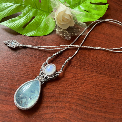大粒アクアマリン×ブルームーンストーンのマクラメネックレス