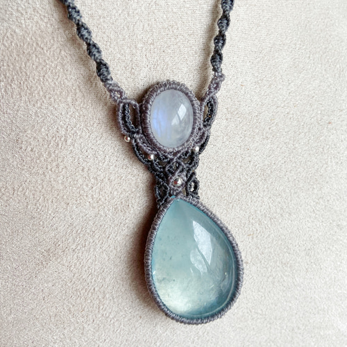 大粒アクアマリン×ブルームーンストーンのマクラメネックレス