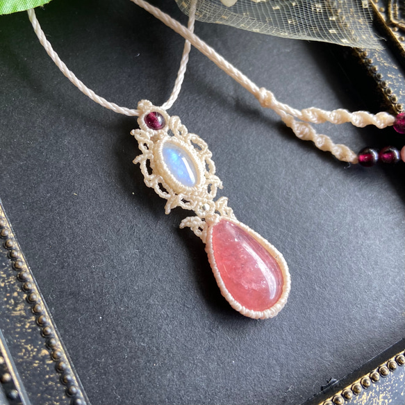 インカローズ・レインボームーンストーン・ガーネットのマクラメ