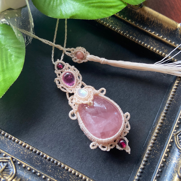 インカローズ・レインボームーンストーン・ガーネットのマクラメネックレス