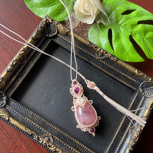 インカローズ・レインボームーンストーン・ガーネットのマクラメネックレス