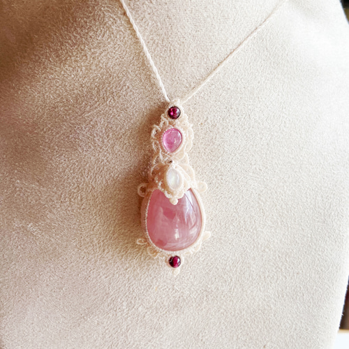 インカローズ・レインボームーンストーン・ガーネットのマクラメ