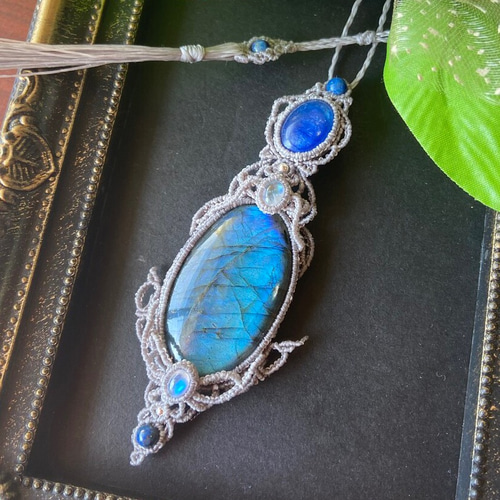 アメジストとレインボームーンストーンのマクラメネックレス