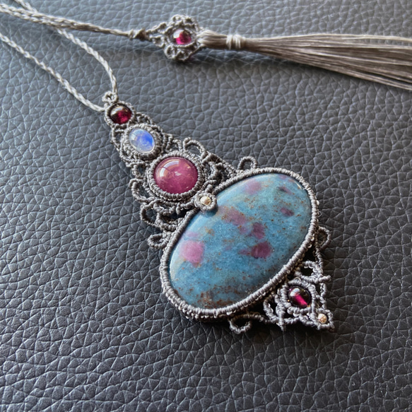 【珍石】大粒ルビーインカイヤナイト×ルビー×ムーンストーン×のマクラメネックレス 珍石】大粒ルビーインカイヤナイト×ルビー×ムーンストーンのマクラメ