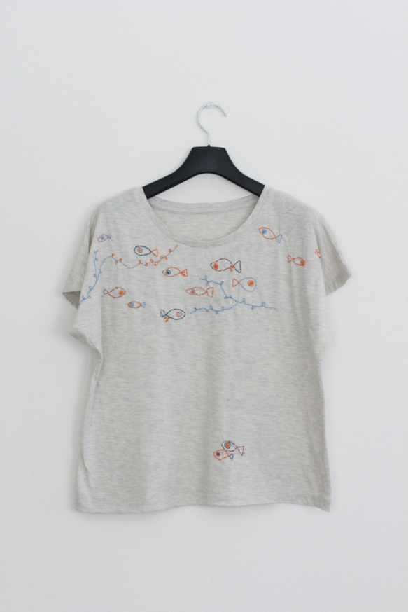 めだかTシャツ　（一点物　レディース　トップス　ドルマン　刺繍　綿100％） 1枚目の画像