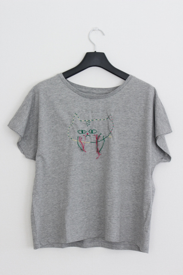 猫Tシャツ（一点物　レディース　トップス　ドルマン　刺繍　綿100％） 1枚目の画像