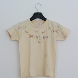 蝶々Tシャツ　（一点物　120　キッズ　トップス　Tシャツ　ナチュラル　昆虫　蝶　イエロー　刺繍　綿100％） 1枚目の画像