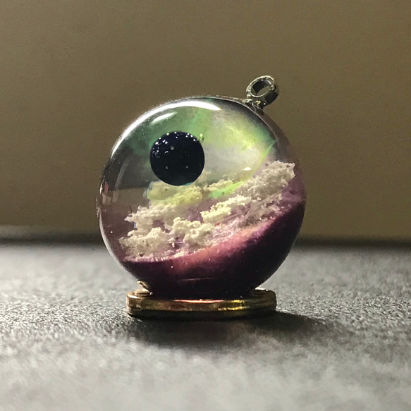 別サイトにて売り切れました】黒き月（オーロラ球・紫）【ネックレス  