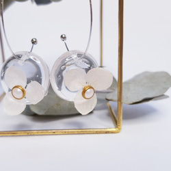 果凍感繡球花耳環(淺米色) 第2張的照片