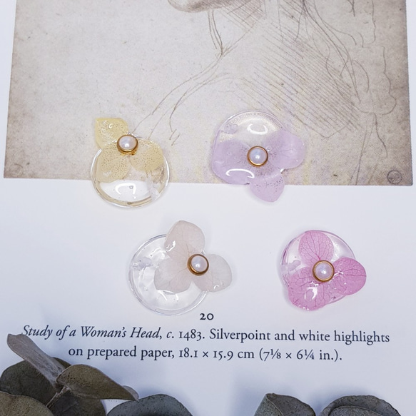 果凍感繡球花耳環(淺米色) 第3張的照片