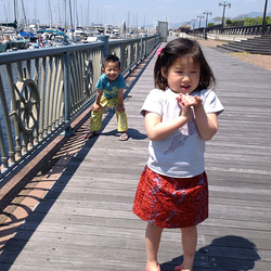 タイトシルエットの楽々スカート（赤・海岸柄） 2枚目の画像