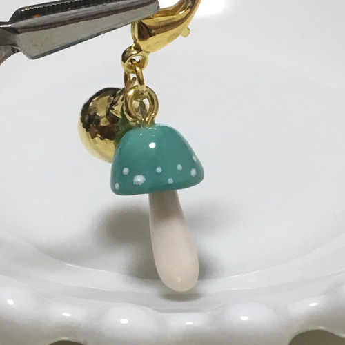 【大量】きのこグッズ　置物、アクセサリー、キーホルダーなど100点以上まとめ 大量】きのこグッズ 置物、アクセサリー、キーホルダーなど100点