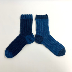 デニム風コットンの手編み靴下　締め付けなし　左右色違い 1枚目の画像