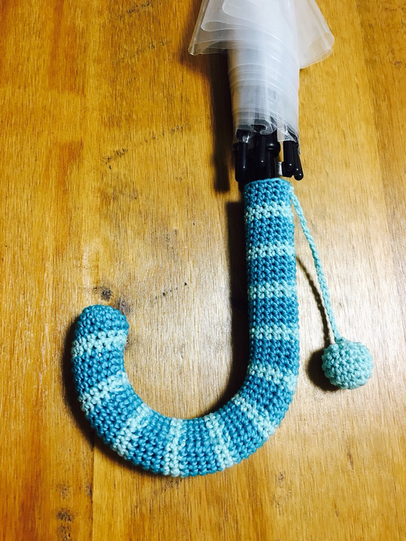 かぎ針編みの傘の持ち手カバー ブルー系 1枚目の画像