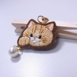 ちょいちょいねこチャーム（正面ver.）パール付き　＊刺繍　＊猫　＊パール 3枚目の画像