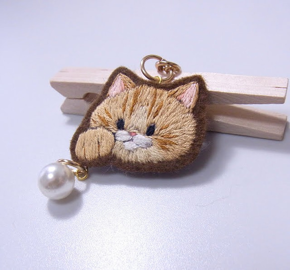 ちょいちょいねこチャーム（正面ver.）パール付き　＊刺繍　＊猫　＊パール 3枚目の画像