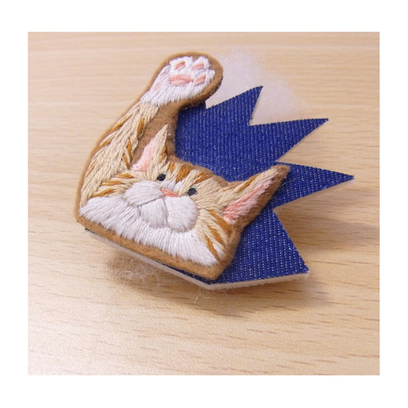 Hi☆Catブローチ（ハイ・キャット　ブローチ）＊ねこ＊肉球＊猫パンチ＊刺繍＊ 3枚目の画像