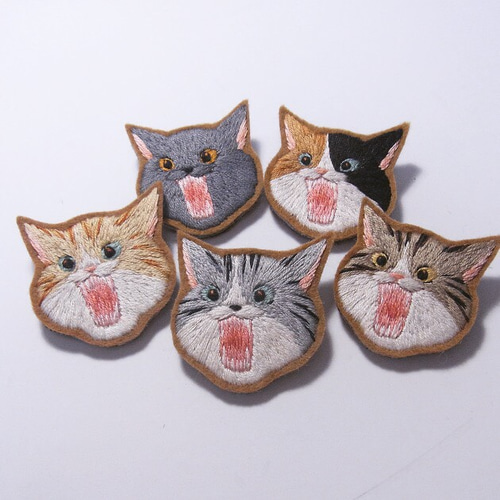シャーっ」 ☆猫☆刺繍☆チャーム☆ブローチ☆ ブローチ