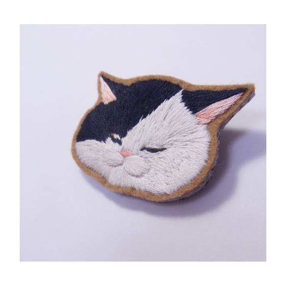 ねむいねこ　ブローチ　＊白黒　＊刺繍　＊受注製作 2枚目の画像