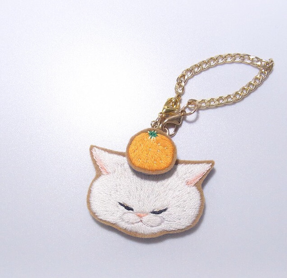 ねむいねこ［白猫×みかん］＊１月限定＊チャーム＊刺繍＊おもち 1枚目の画像