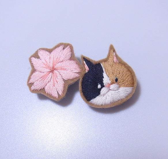 ネコトサクラ＊ブローチ　＊刺繍　＊猫　＊桜　＊春 2枚目の画像