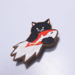 ねことさかなブローチ　（くろねこ×紅白金魚）　＊刺繍　＊新作2020 ＊猫 2枚目の画像