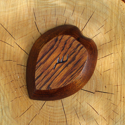 木の豆皿・ハート・サクラ（クリ・うるし） 4枚目の画像