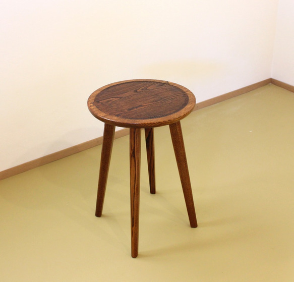 手彫りの丸テーブル・組立式(クリ・拭き漆)【受注制作】 2枚目の画像