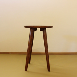 手彫りの丸テーブル・組立式(クリ・拭き漆)【受注制作】 4枚目の画像