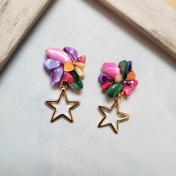 【#1684】レッド　カラフル　さざれ石　ハンドメイド　ピアス　イヤリング カラフルさざれ石 ハンドメイドピアス レジン・樹脂 Riii 通販