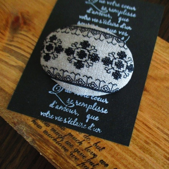 東欧刺繍ブローチ（リネン生地にルーマニア模様②） 3枚目の画像