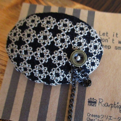 北欧刺繍ブローチ（黒生地にベージュ刺繍・ボタンとチェーンを添えて） 4枚目の画像