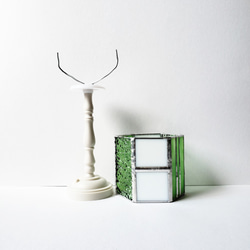 ステンドグラスのミニテーブルランプ・ホワイト×メロン色の上品なランプ 3枚目の画像