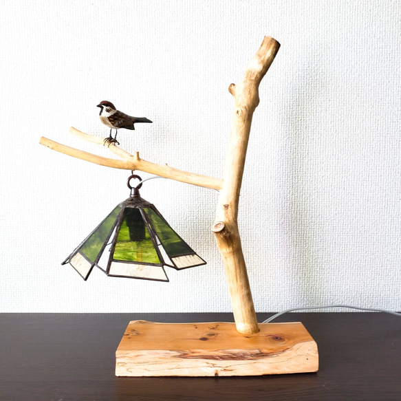 ステンドグラスの吊しテーブルランプ・森とスズメ(モスグリーン)木製スタンド 1枚目の画像