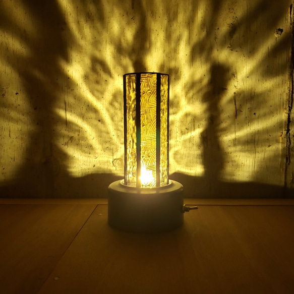 ステンドグラスのアンティーク調テーブルランプ　ジェナの夜更かし　イエロー 2枚目の画像