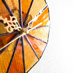 ステンドグラスのアンティーク調壁掛け時計　オレンジの果汁 3枚目の画像