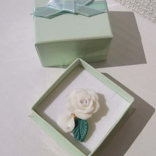 お値下げ‼1700円→980円[送料無料]薔薇と花びらのピンバッチ白薔薇 