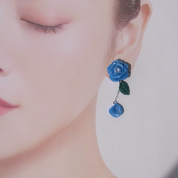 [送料無料]花びら揺れる♪青薔薇 ピアス イヤリング アシンメトリー ポリマークレイ⑰ 1枚目の画像