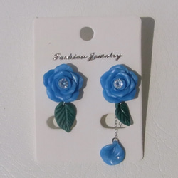 [送料無料]花びら揺れる♪青薔薇 ピアス イヤリング アシンメトリー ポリマークレイ⑰ 2枚目の画像