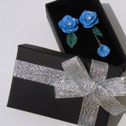 [送料無料]花びら揺れる♪青薔薇 ピアス イヤリング アシンメトリー ポリマークレイ⑰ 4枚目の画像