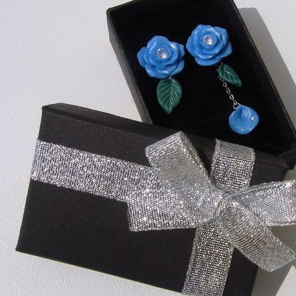 [送料無料]花びら揺れる♪青薔薇 ピアス イヤリング アシンメトリー ポリマークレイ⑰ 4枚目の画像