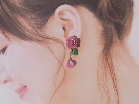 お値下げ‼3200円→2200円[送料無料]2Weyピアス 薔薇＆花びら揺れる 