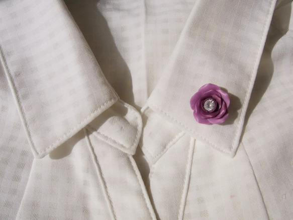 薔薇と花びらのピンバッチ[送料無料]紫グラデーション 2Wey 粘土[082] 2枚目の画像