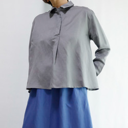 前褶襯衫，灰色亞麻人造絲，輪廓俐落輕鬆 第4張的照片