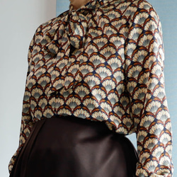 ボウタイの衿のブラウス　-サテンプリント 秋色ブラウン 扇の続き柄 新作 2枚目の画像