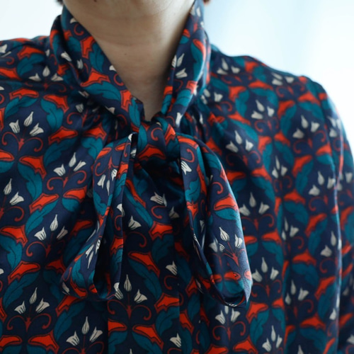 Sold「再販」ボウタイの衿のブラウス -サテンプリント ほんのり